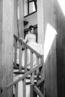 Gelin ve damadın merdivenlerde ilk buluşması.