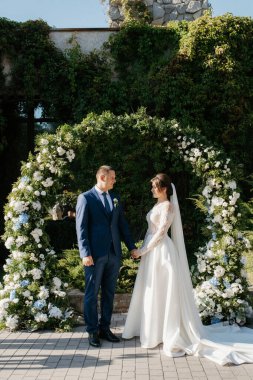 Yeni evlilerin düğün töreni. Restoranın yakınındaki meydanda.