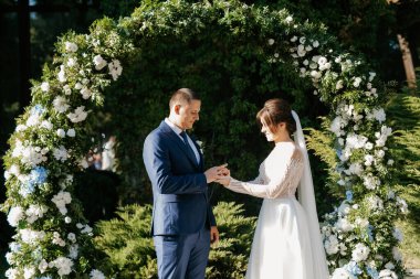 Yeni evlilerin düğün töreni. Restoranın yakınındaki meydanda.