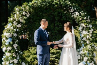 Yeni evlilerin düğün töreni. Restoranın yakınındaki meydanda.