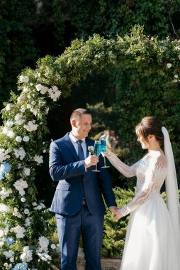 Yeni evlilerin düğün töreni. Restoranın yakınındaki meydanda.
