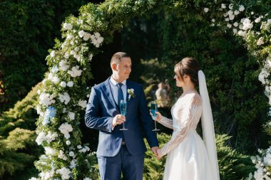Yeni evlilerin düğün töreni. Restoranın yakınındaki meydanda.