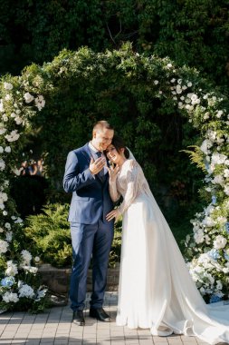 Yeni evlilerin düğün töreni. Restoranın yakınındaki meydanda.