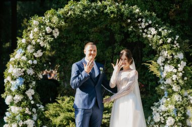 Yeni evlilerin düğün töreni. Restoranın yakınındaki meydanda.