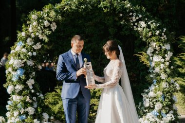 Yeni evlilerin düğün töreni. Restoranın yakınındaki meydanda.