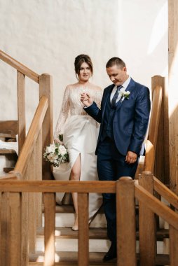 Gelin ve damadın merdivenlerde ilk buluşması.
