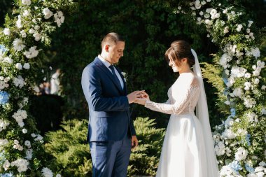 Yeni evlilerin düğün töreni. Restoranın yakınındaki meydanda.