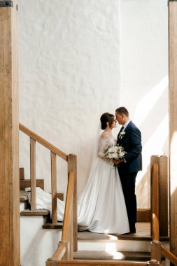 Gelin ve damadın merdivenlerde ilk buluşması.