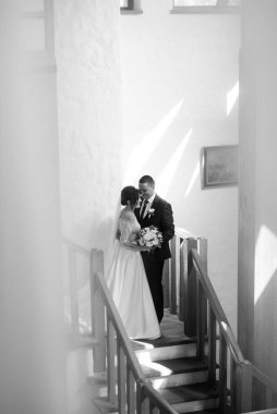 Gelin ve damadın merdivenlerde ilk buluşması.