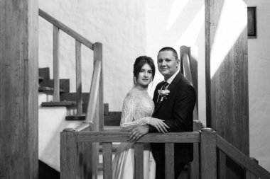 Gelin ve damadın merdivenlerde ilk buluşması.