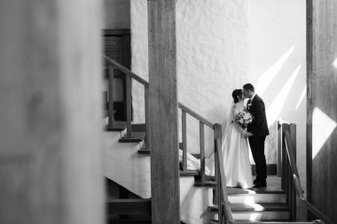 Gelin ve damadın merdivenlerde ilk buluşması.