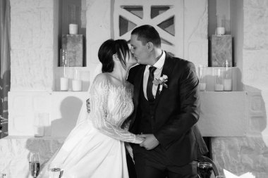 Yeni evlilerin portresi düğün şöleninde başkanlık makamında.