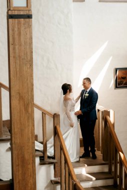 Gelin ve damadın merdivenlerde ilk buluşması.