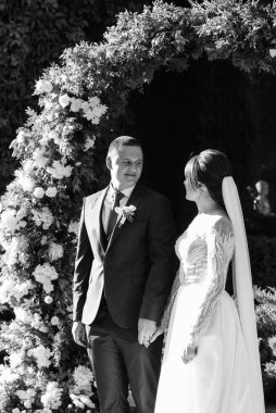 Yeni evlilerin düğün töreni. Restoranın yakınındaki meydanda.