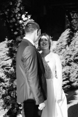 Yeni evlilerin düğün töreni. Restoranın yakınındaki meydanda.