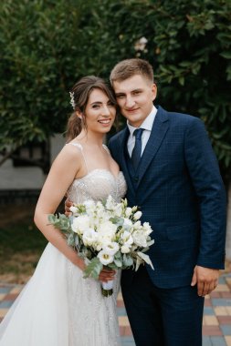 Gelin ve damadın Avrupa 'daki bir otelin avlusunda ilk buluşması.