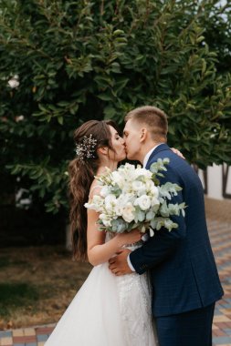 Gelin ve damadın Avrupa 'daki bir otelin avlusunda ilk buluşması.