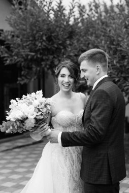 Gelin ve damadın Avrupa 'daki bir otelin avlusunda ilk buluşması.