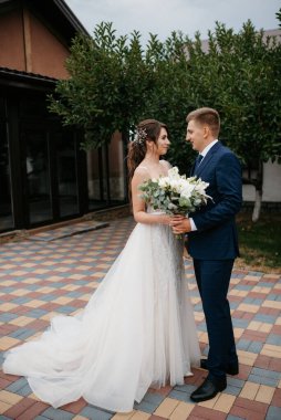 Gelin ve damadın Avrupa 'daki bir otelin avlusunda ilk buluşması.