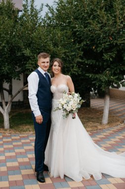 Gelin ve damadın Avrupa 'daki bir otelin avlusunda ilk buluşması.