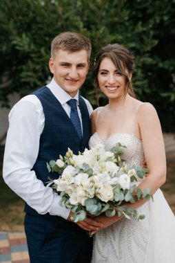 Gelin ve damadın Avrupa 'daki bir otelin avlusunda ilk buluşması.