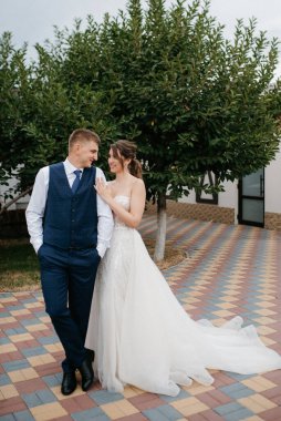 Gelin ve damadın Avrupa 'daki bir otelin avlusunda ilk buluşması.