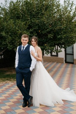 Gelin ve damadın Avrupa 'daki bir otelin avlusunda ilk buluşması.