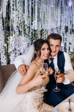 Yeni evlilerin portresi düğün şöleninde başkanlık makamında.