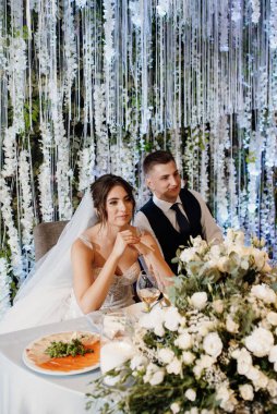 Yeni evlilerin portresi düğün şöleninde başkanlık makamında.