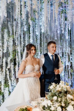 Yeni evlilerin portresi düğün şöleninde başkanlık makamında.