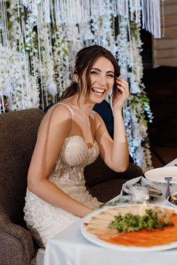 Yeni evlilerin portresi düğün şöleninde başkanlık makamında.