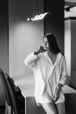 Bir kır evinde gelinlerin düğün hazırlıkları