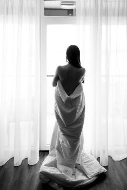 Bir kır evinde gelinlerin düğün hazırlıkları