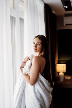 Bir kır evinde gelinlerin düğün hazırlıkları