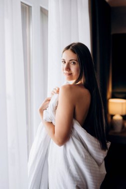 Bir kır evinde gelinlerin düğün hazırlıkları