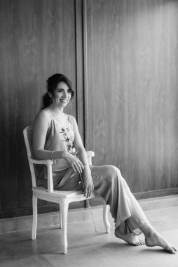 Bir kır evinde gelinlerin düğün hazırlıkları