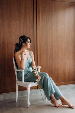 Bir kır evinde gelinlerin düğün hazırlıkları