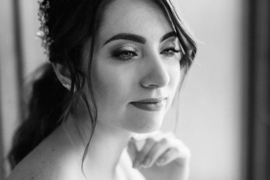 Bir kır evinde gelinlerin düğün hazırlıkları