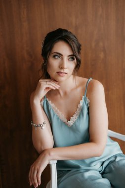 Bir kır evinde gelinlerin düğün hazırlıkları