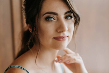 Bir kır evinde gelinlerin düğün hazırlıkları