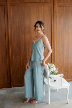 Bir kır evinde gelinlerin düğün hazırlıkları