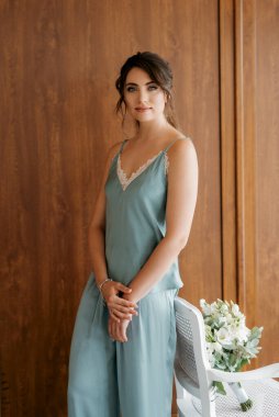 Bir kır evinde gelinlerin düğün hazırlıkları