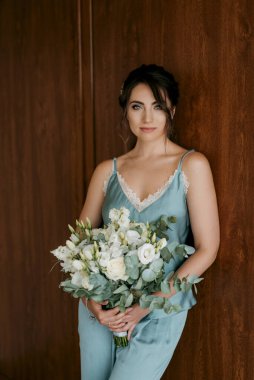 Bir kır evinde gelinlerin düğün hazırlıkları