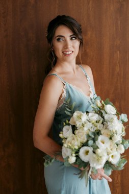 Bir kır evinde gelinlerin düğün hazırlıkları