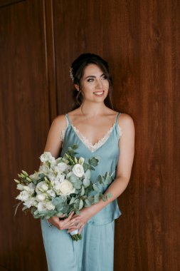 Bir kır evinde gelinlerin düğün hazırlıkları