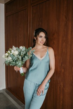 Bir kır evinde gelinlerin düğün hazırlıkları