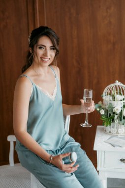 Bir kır evinde gelinlerin düğün hazırlıkları