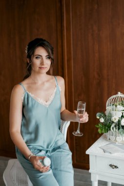 Bir kır evinde gelinlerin düğün hazırlıkları