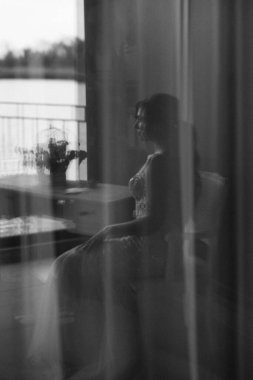 Bir kır evinde gelinlerin düğün hazırlıkları