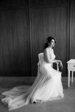 Bir kır evinde gelinlerin düğün hazırlıkları